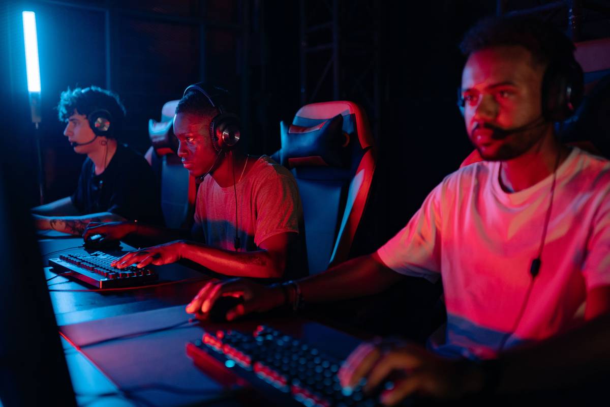 Mobile esports player practicing with esport competitive how to join team guide open on second screen