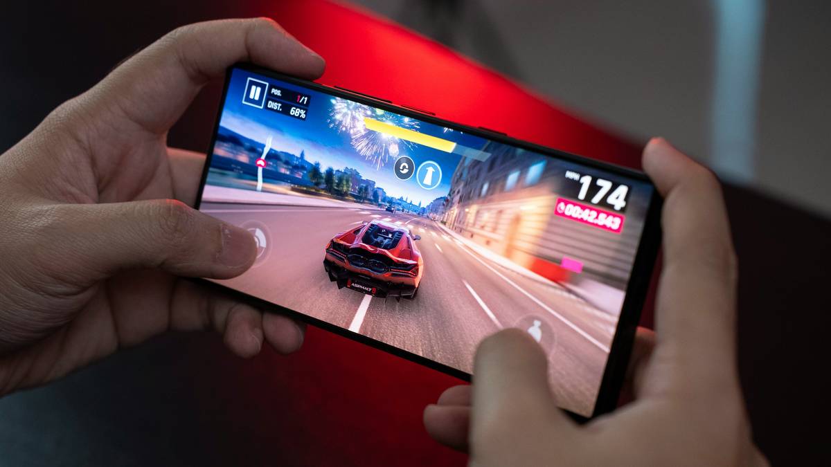 competitive mobile games 2026 training setup for low-latency advantage